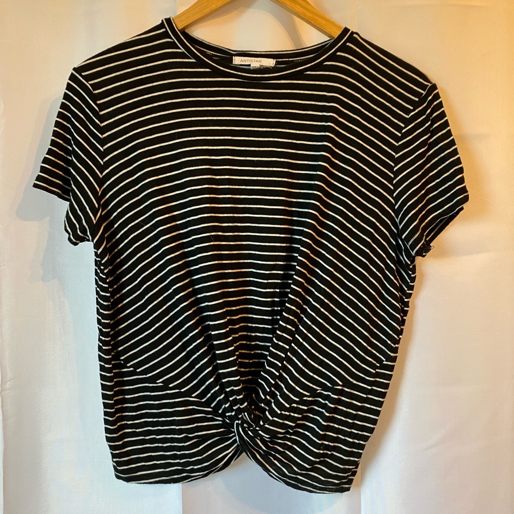 Cropped and tied t-shirt